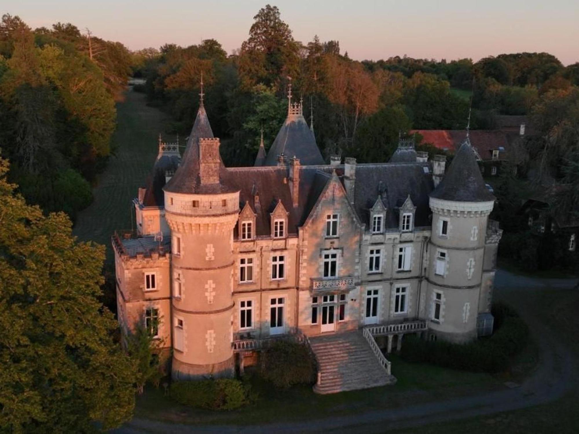Sejour De Charme Au Chateau Avec Petit-Dejeuner Et Parking - Fr-1-591-705 Cluis Exterior photo