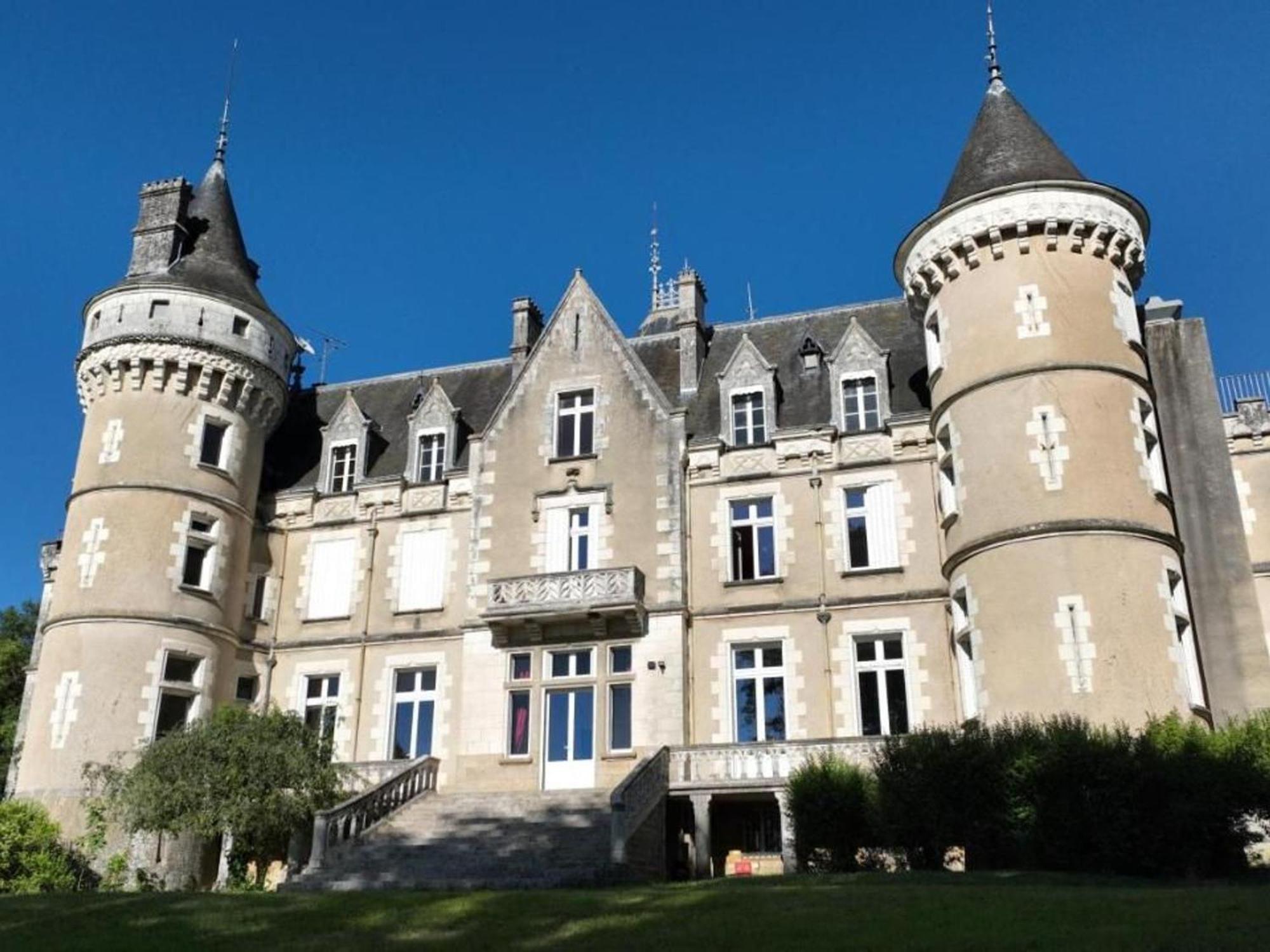 Sejour De Charme Au Chateau Avec Petit-Dejeuner Et Parking - Fr-1-591-705 Cluis Exterior photo
