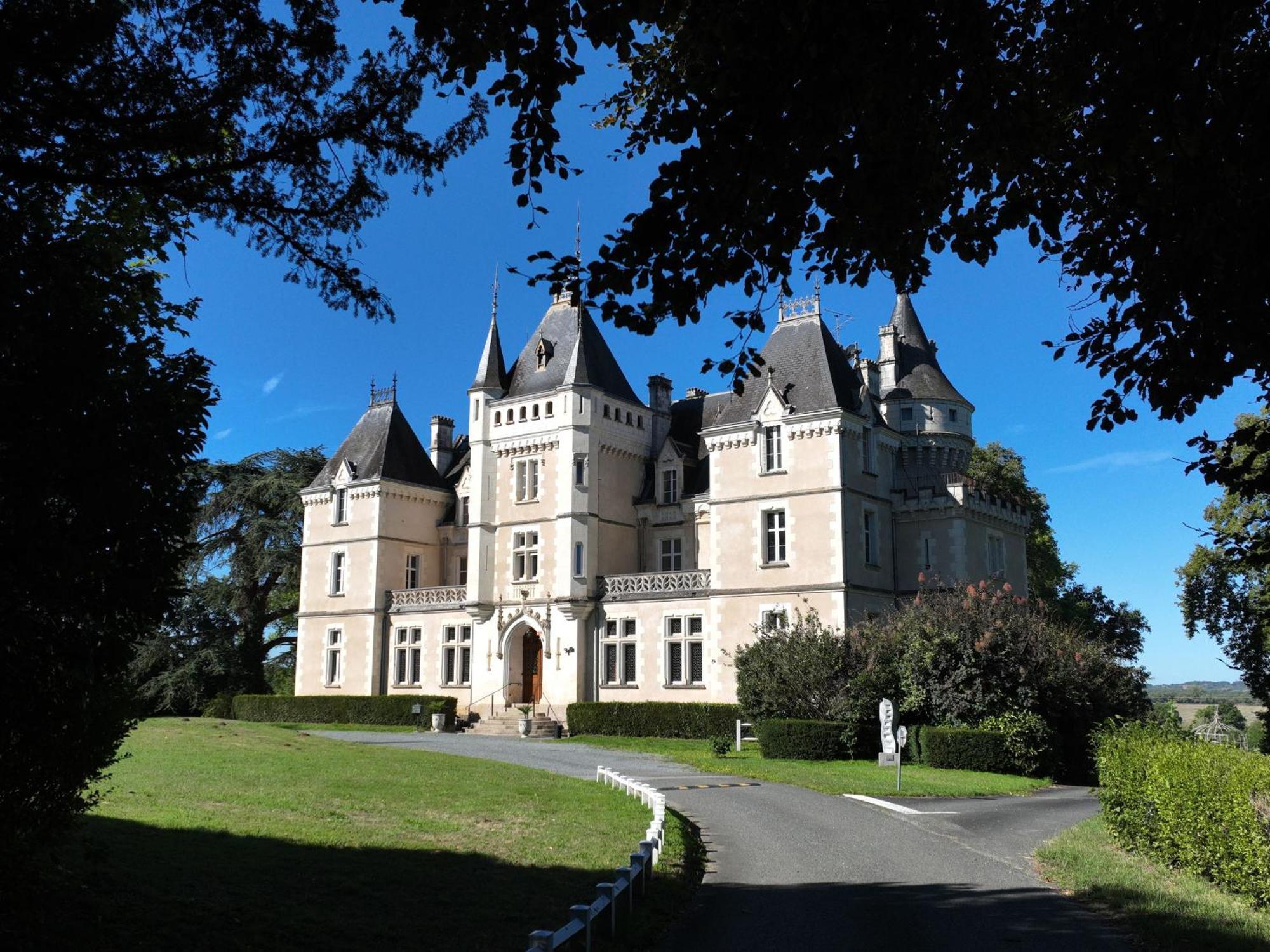 Sejour De Charme Au Chateau Avec Petit-Dejeuner Et Parking - Fr-1-591-705 Cluis Exterior photo